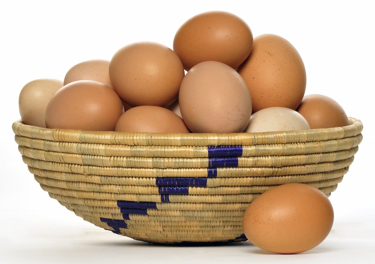 1MikeyOB's tweet photo. Put Eggs in a bowl of water, if the eggs sink, they're still good to eat. But if they float, they're no good https://t.co/BrXnBRhI9E