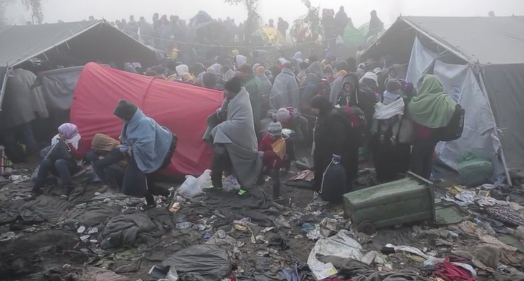 VPannuti's tweet photo. #refugees #volunteers and 'post-apocalyptic' scenarios. #Serbia #Croatia #Bapska #Berkasovo https://t.co/Tpg8RcocWb https://t.co/9HaEgaTwUE