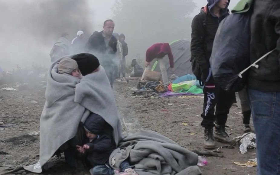 VPannuti's tweet photo. #refugees #volunteers and 'post-apocalyptic' scenarios. #Serbia #Croatia #Bapska #Berkasovo https://t.co/Tpg8RcocWb https://t.co/9HaEgaTwUE