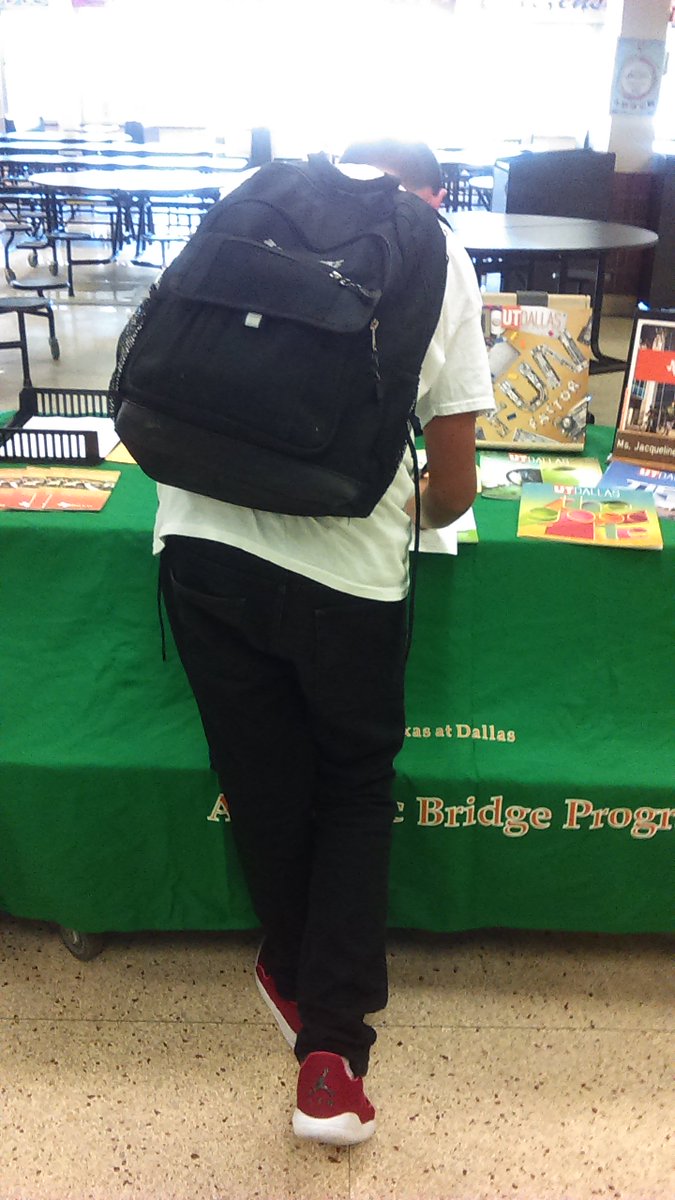 ASPBAHS's tweet photo. here is a student signing up for a college he got a interest in. https://t.co/ghr4HaBNYS