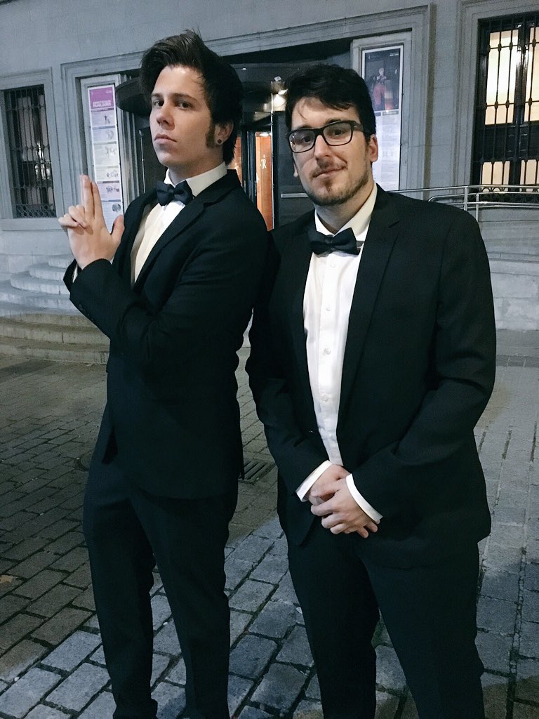 Rubiu5's tweet image. Nos hemos puesto guapos para la premiere de #Spectre (la primera y ultima vez que me veis con traje 🗿)
