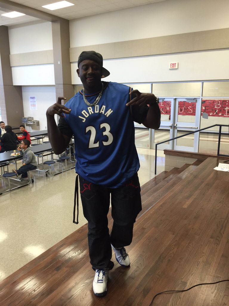 QueensHornets's tweet photo. "Drugs are old school!" #80sDay #RedRibbonWeek @PasadenaISD_TX #QueensIntermediate https://t.co/JlJwjJ8V8b