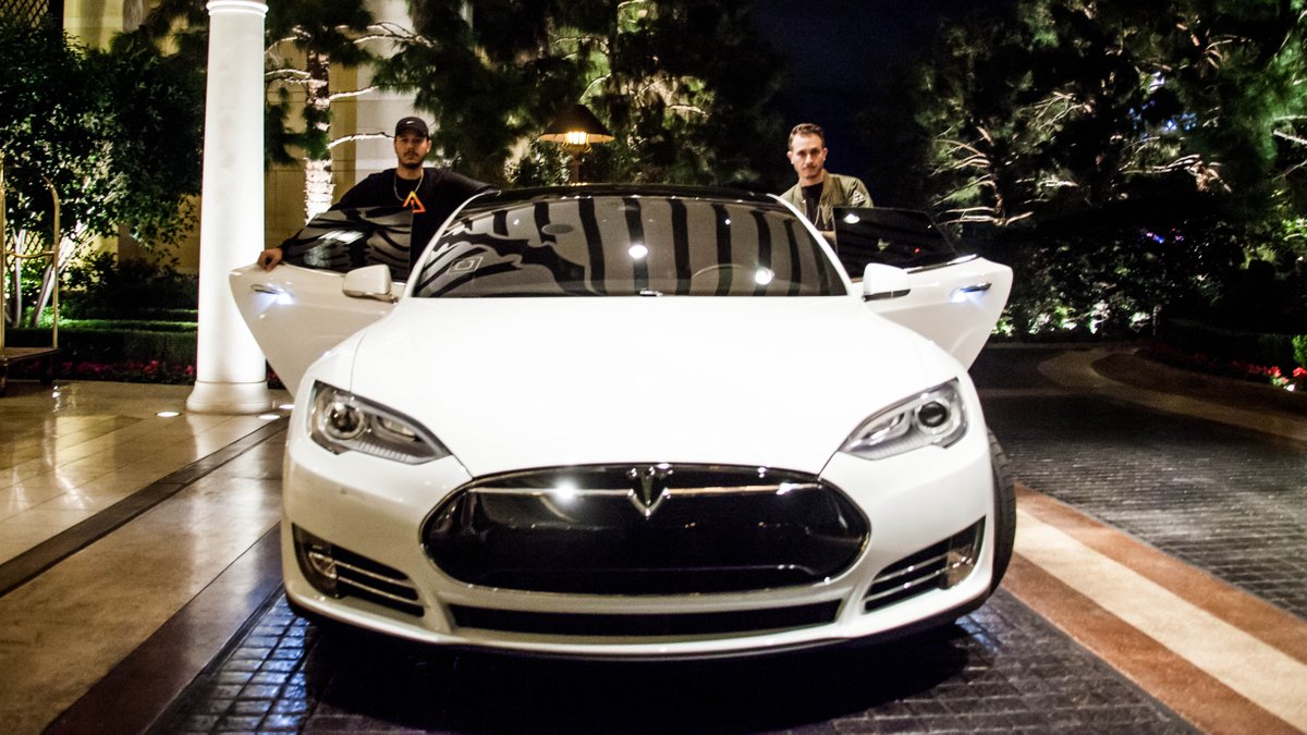 FLOSSTRADAMUS's tweet photo. HOW WE ROLL IN #FLOSSVEGAS. GOT TO BE #RiderZero FOR UberSELECT LAUNCH. THX @UBER_Vegas!! https://t.co/OPEaigNgUw