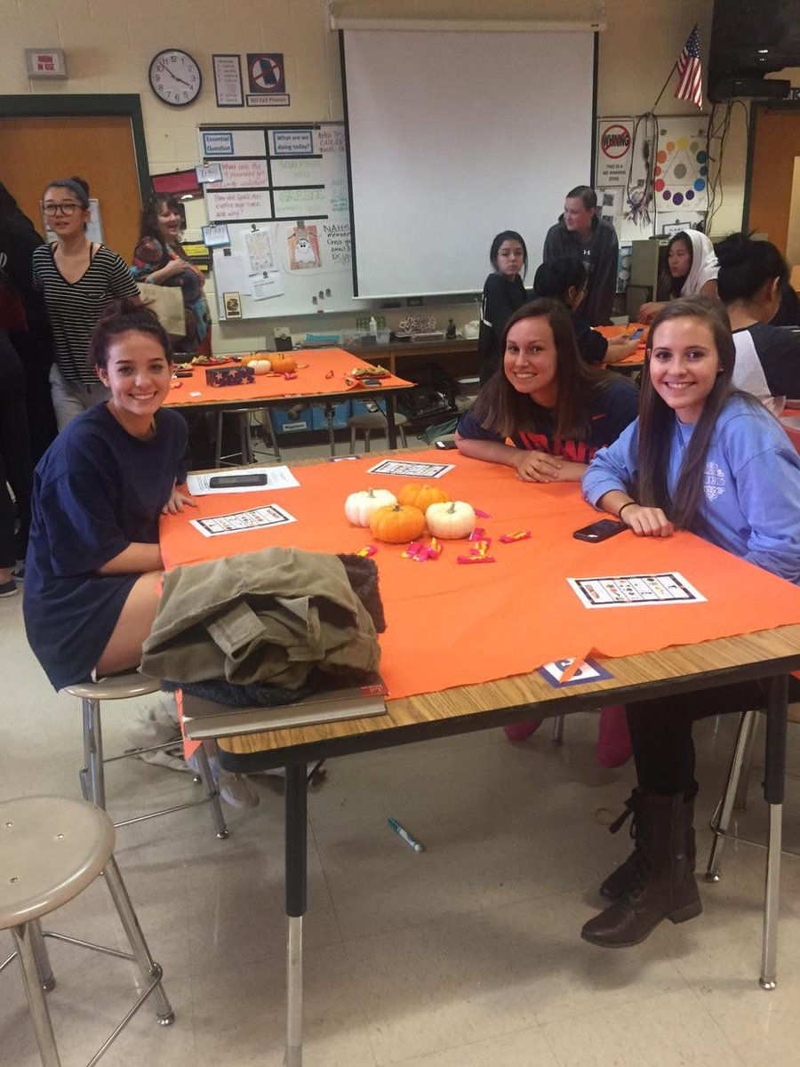 susan_edu's tweet photo. Fall gathering with national art honor society! Food, fun, and pumpkin painting! @Northviewart @NorthviewTitans https://t.co/YtbzctTxPi