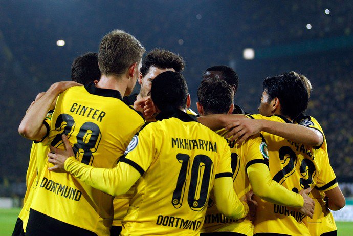 geglobo's tweet photo. Gol na Alemanha: Borussia leva susto, mas vence por 7 a 1 e vai às oitavas https://t.co/z6B4XX7lCH https://t.co/YvAh3oqHBF