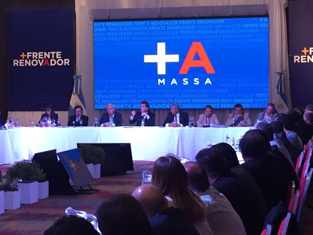 GracielaCamano's tweet photo. En el Plenario del Frente Renovador junto a compañeros y correligionarios escuchando a @SergioMassa en el Hilton https://t.co/49Hu5P3yeE