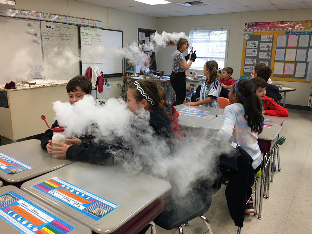 MrsBarsClass's tweet photo. Great workshop interacting with different states of matter! #beproudbedale #discoverymuseum https://t.co/Qe1zXjwRlJ