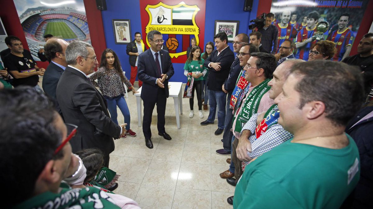 FCBarcelona_cat's tweet photo. Abans del partit, @jmbartomeu ha visitat la Penya Barcelonista de Villanueva de la Serena https://t.co/ctreKk8mQb https://t.co/WK9JbNPenx