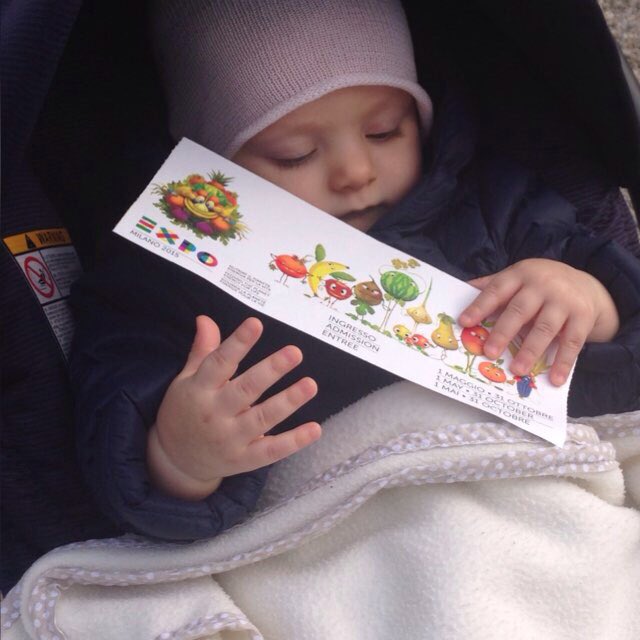 FedericoGalli's tweet photo. Vera e propria #expolover ! Beatrice, a 7 mesi biglietto ben stretto fra le mani e #expomania dilagante !! #Expo2015 https://t.co/l9hViRGEBO