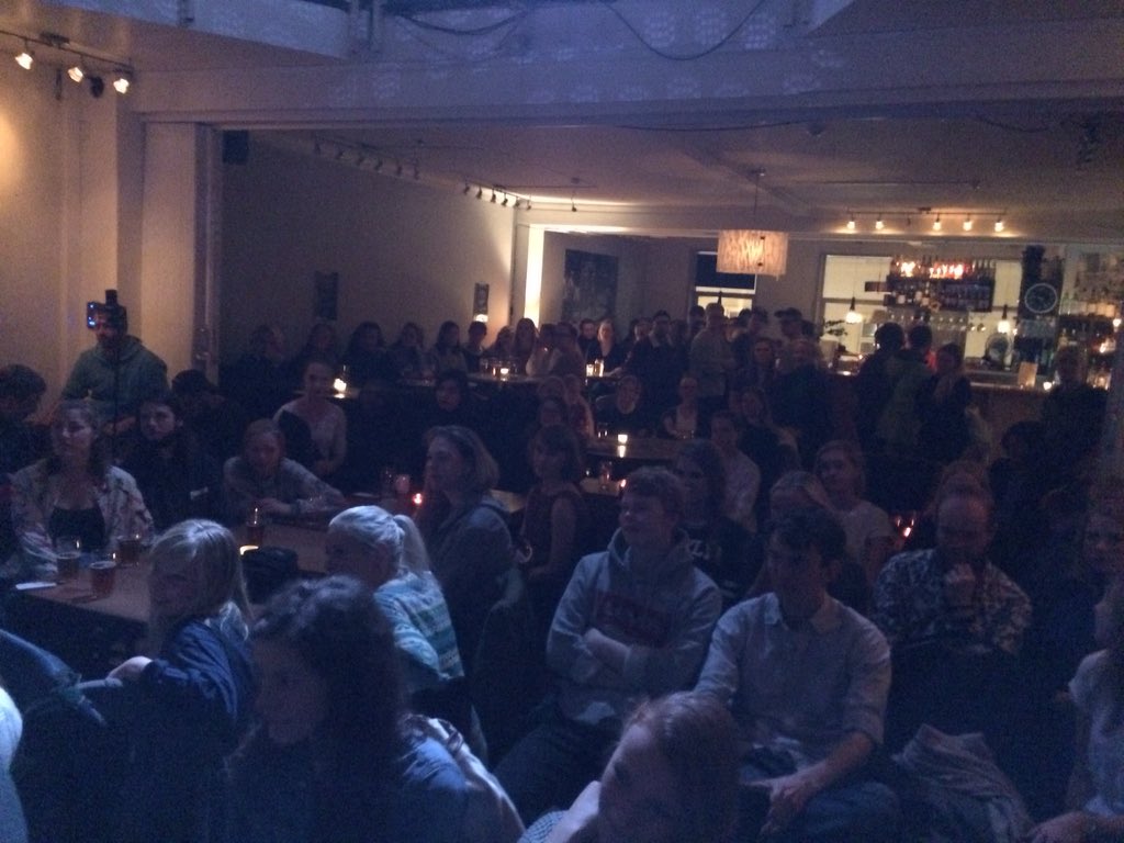 TriggerBergen's tweet image. Syyykt mange folk samlet på Chagall i Bergen! Følg med på sendingen live på srib.no om du ikke er her!!