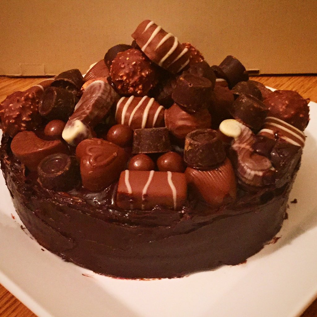 JessMesses's tweet photo. what #nationalchocolateday is about - come back Fri for the secret inside! #chocolate #cake #ultimatecake #pudding https://t.co/odyKqeVTUZ