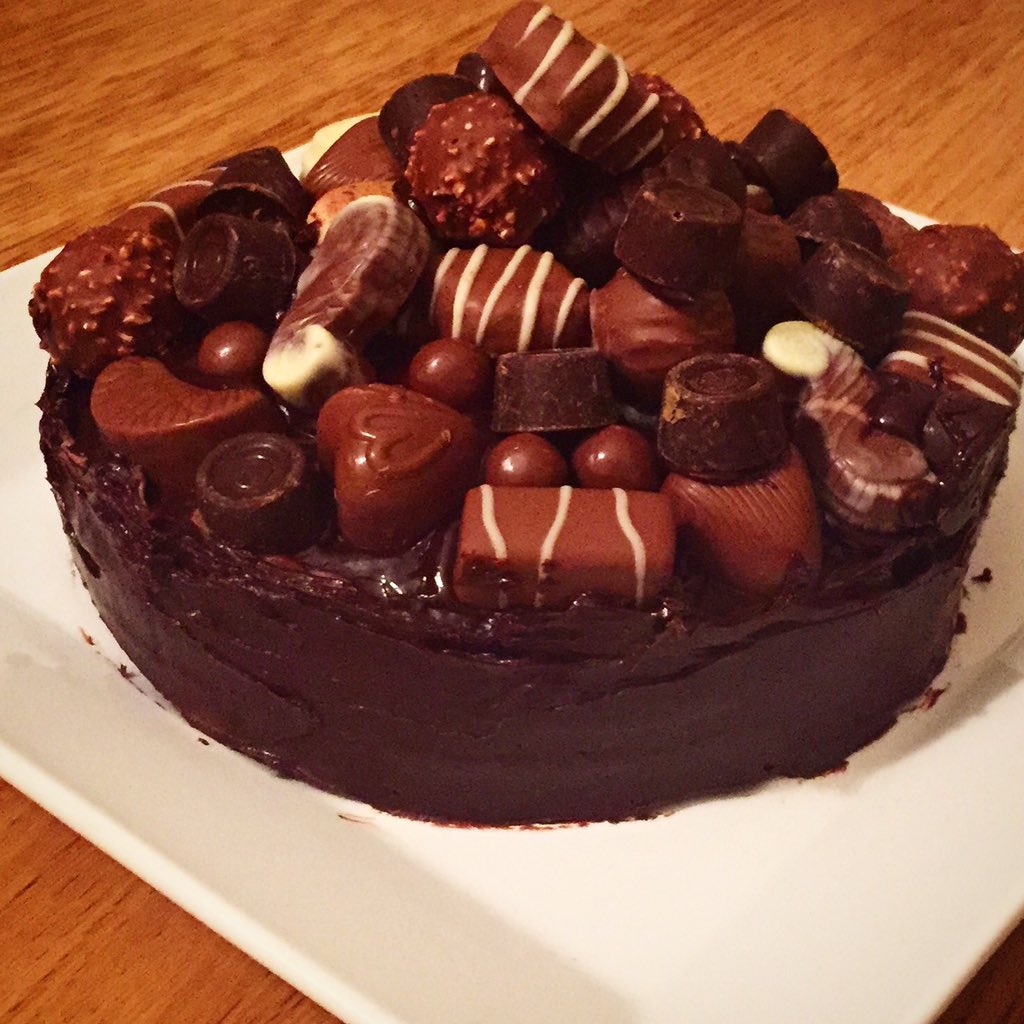 JessMesses's tweet photo. what #nationalchocolateday is about - come back Fri for the secret inside! #chocolate #cake #ultimatecake #pudding https://t.co/odyKqeVTUZ