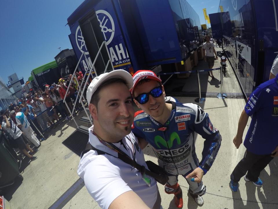 JesSanSan's tweet photo. #YoConElMotociclismo @ValeYellow46 @lorenzo99 @marcmarquez93 #Respect https://t.co/xrKLp6XmlG