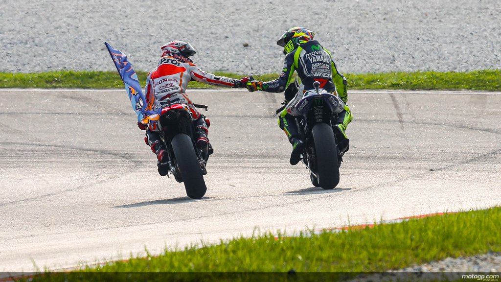 JesSanSan's tweet photo. #YoConElMotociclismo @ValeYellow46 @lorenzo99 @marcmarquez93 #Respect https://t.co/xrKLp6XmlG