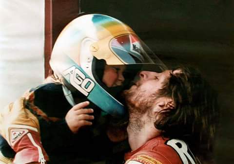 JesSanSan's tweet photo. #YoConElMotociclismo @ValeYellow46 @lorenzo99 @marcmarquez93 #Respect https://t.co/xrKLp6XmlG