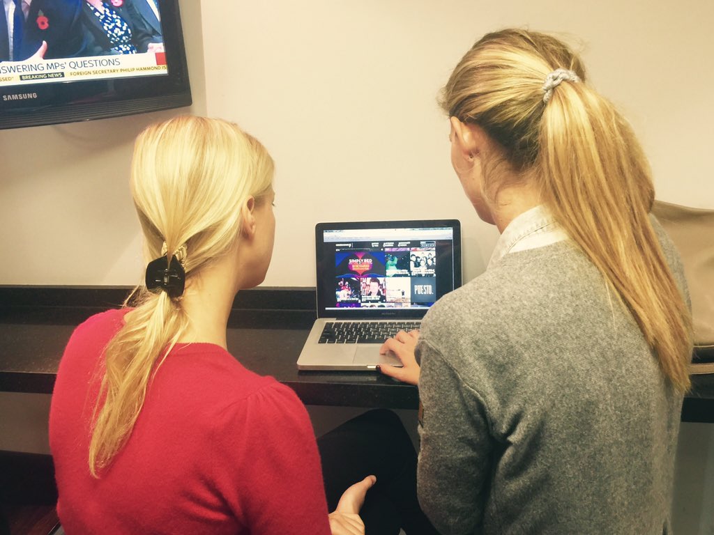 BrandingLatAm's tweet image. LIVE - London - Ella from #BLAArts brainstorming with Florencia from @generacionB_ Argentina #LatAmRock @BebeMusicTW