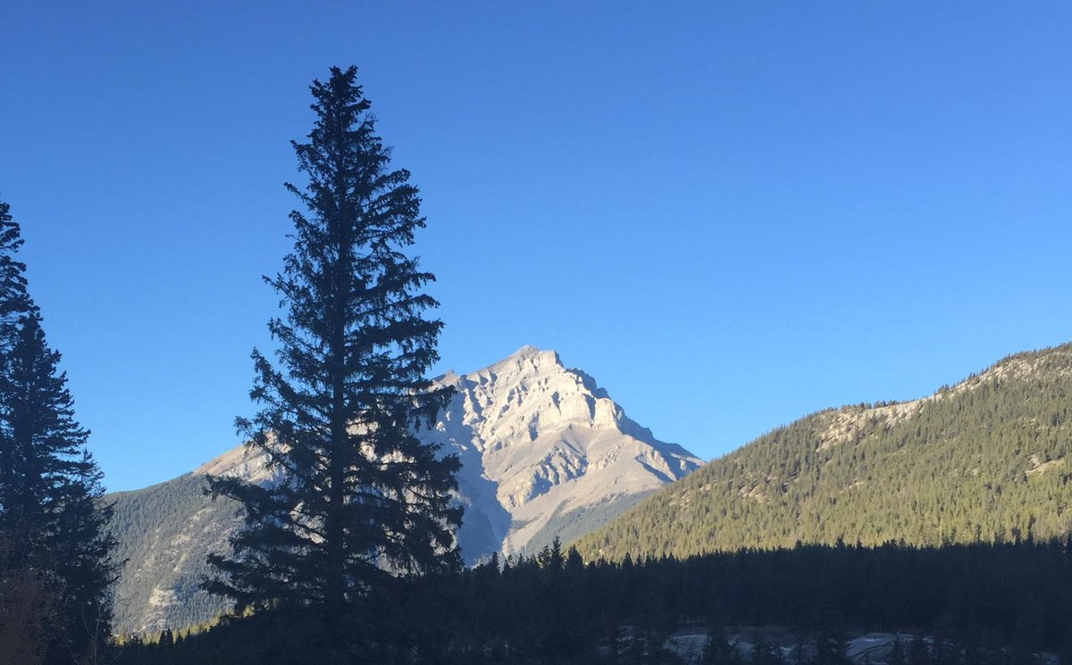 gillr's tweet photo. Not a bad day to be in Banff. #LVKickoff https://t.co/2lZVdXKv0G