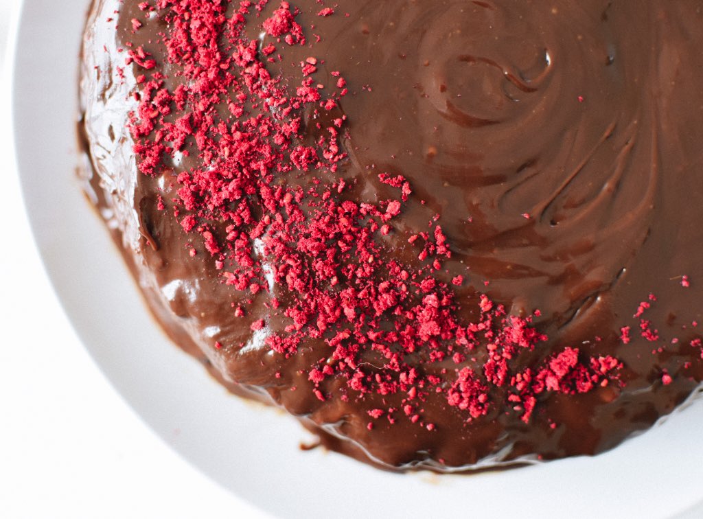 LilyDiamond's tweet photo. A lil vegan dark chocolate raspberry ganache cake for #NationalChocolateDay, perhaps? 🍫🍰🍫 https://t.co/N1Gtv5KA9a https://t.co/2GApAnghk0