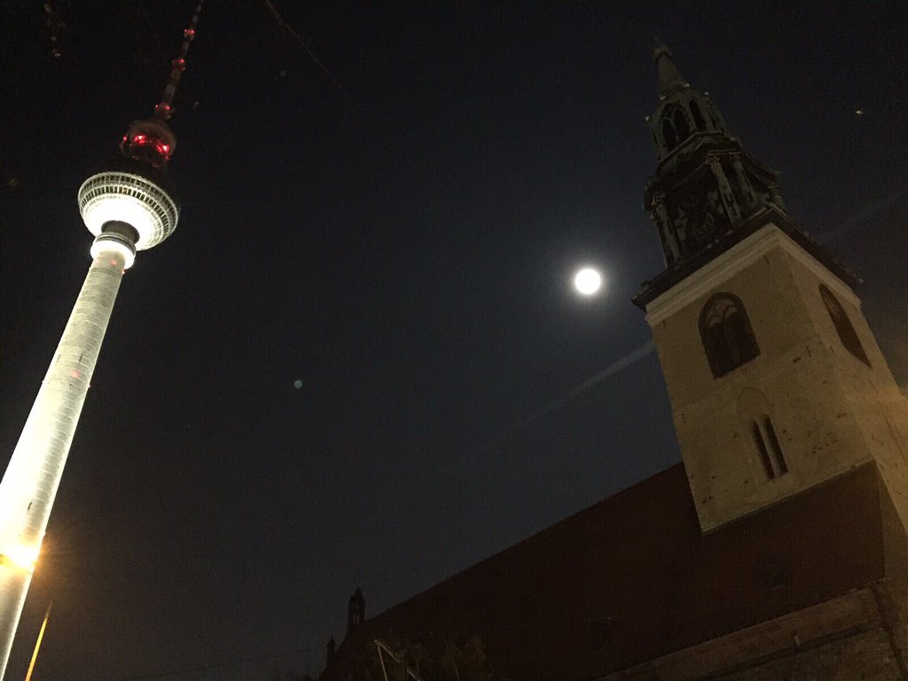 1046RTL's tweet photo. #berlin #dubistsowunderbar #hauptstadt #fernsehturm #tvturm #radio #fullmoon #full #moon #vollmond #mond 📻😎🍻✌️😍😘👍 https://t.co/Oe0boolzXK