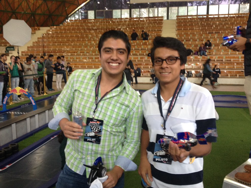 RectorUIC's tweet photo. La @uicmx pasa a la final. Felicidades! #RedBullRacingCan https://t.co/KyzE5tjxkl
