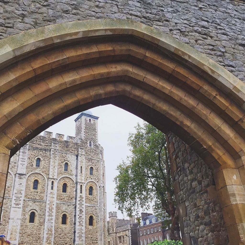 Chhimography's tweet photo. Archway to castles #toweroflondon #london https://t.co/FJpSaelm9u