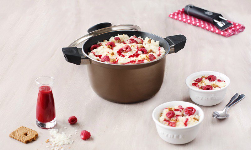 PyrexFrance's tweet photo. Nous aussi, on rend notre hommage royal avec notre riz au lait framboises & spéculoos 😍 #LMP https://t.co/HMh6G5w2Po https://t.co/4sBHftaOCt
