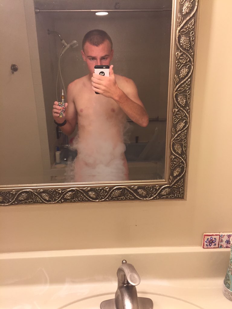 goshwilly's tweet photo. Yo all I do is vape #vapethepainaway #neverstopvaping #vapesquad https://t.co/rqww53KEMx