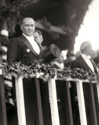 RepublicOfTurkey 92YearsOld 
Mustafa Kemal Atatürk ve tüm şehitlerimize minnetle.
Cumhuriyet Bayramımız kutlu olsun
