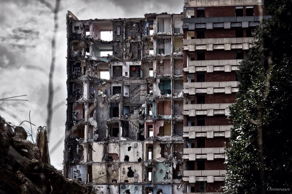 Sofie_Merckx's tweet photo. Le quartier Appollo a Charleroi détruit : plus de 300 logements sociaux en moins, pas compensé #interviewRTBF https://t.co/5qm9aL3u5R
