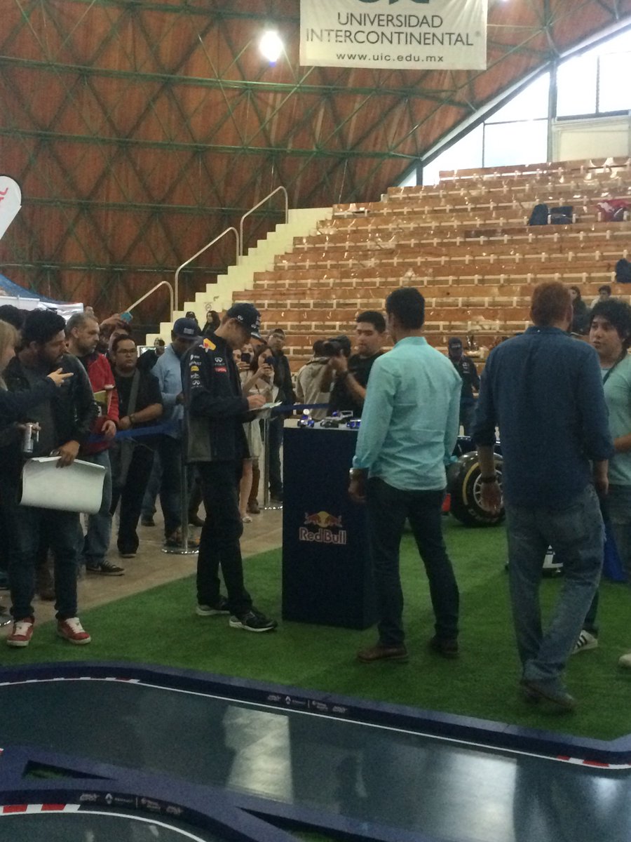 uicmx's tweet photo. @Dany_Kvyat evaluando los diseños de la final @redbullMEX #RedBullRacingCan https://t.co/zFUqFSxZSP
