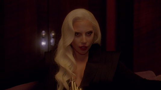 RCDELadyGaga's tweet photo. Review do terceiro episódio de “American Horror Story: Hotel”, “Mommy”.

Link: https://t.co/tOC8Mr3XiX. https://t.co/TJDjCwyqXK