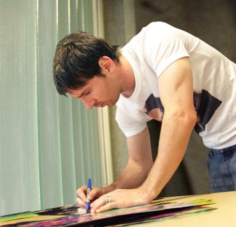 IconSignatures's tweet image. Could Lionel Messi be under your Christmas tree this year? #Messi #lionelmessi #FCBarcelona #fcbarca #barca #laliga