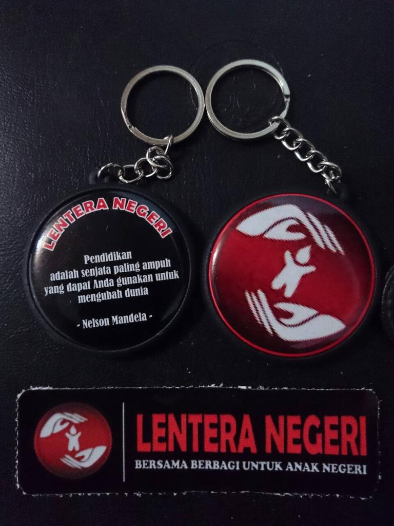 ayo kakak Donasi kegiatan English Fun Day dengan membeli merchandise dari Lentera Negeri .. CP: 085299925611 :)
