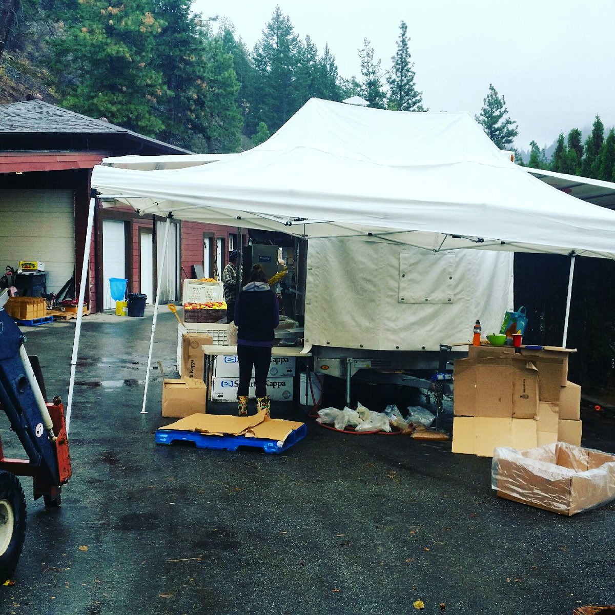 MobileJuicing's tweet photo. Rain or sunshine, we're working @summerlandheritagecider https://t.co/8SgwuW1JzH