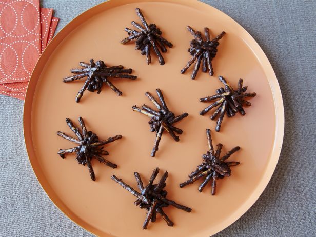 FoodNetwork's tweet image. Creep-ify your Halloween party with our best ideas, like 3-ingredient Spider Bites: foodtv.com/3x124.