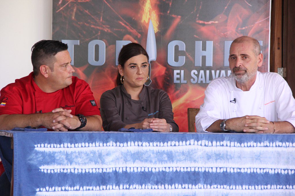 TopChefSV's tweet photo. @JayTopChef llama "hipócritas" a los finalistas porque según él, ellos hicieron estrategia y no calificaron sabor. https://t.co/PLjjn0lEjv