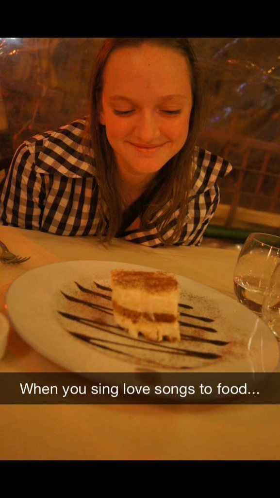 leahhbeahhh's tweet photo. she doesn't look at her boyfriend the same way she looks at food. #TrueLoveIsFood #NotMason https://t.co/1yp7UnTn7l