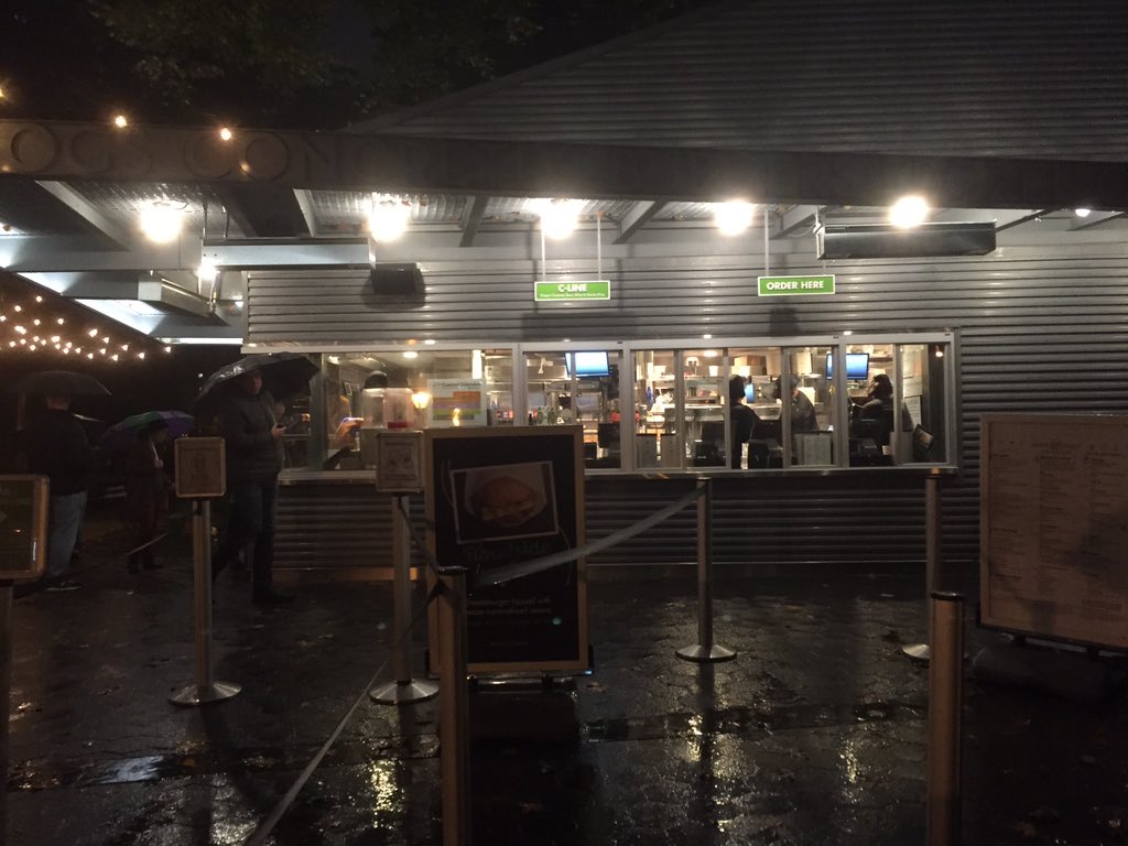 swdoutloud's tweet photo. After a great #beyonduber event....no line at Shake Shack! Yum. Time to eat! https://t.co/DJIk3jSiXF
