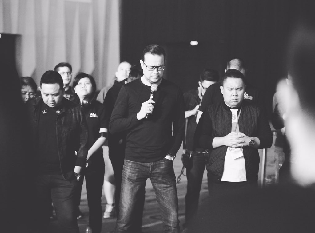 jpccworship's tweet photo. Grateful for Ps @JeffreyRachmat who has brought us to where we are today. #weloveus #jpccworship #morethanenoughlive https://t.co/OlQtgmo5do