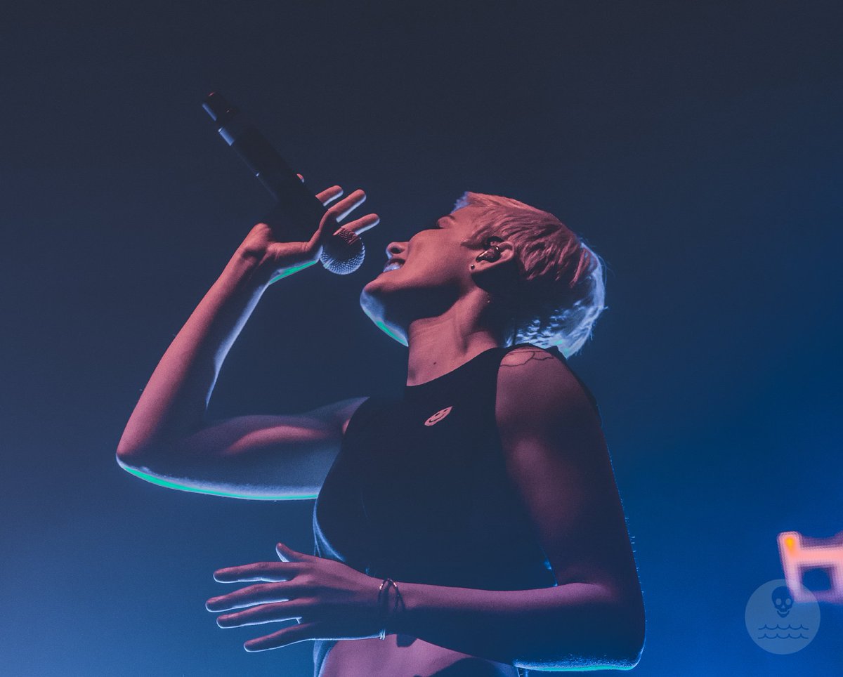 deadturquoise's tweet photo. shot some pics at the @halsey  show last night, check ittt https://t.co/Xb46Fh2xbp  #halsey #badlandstour https://t.co/ohI5ZQs9og