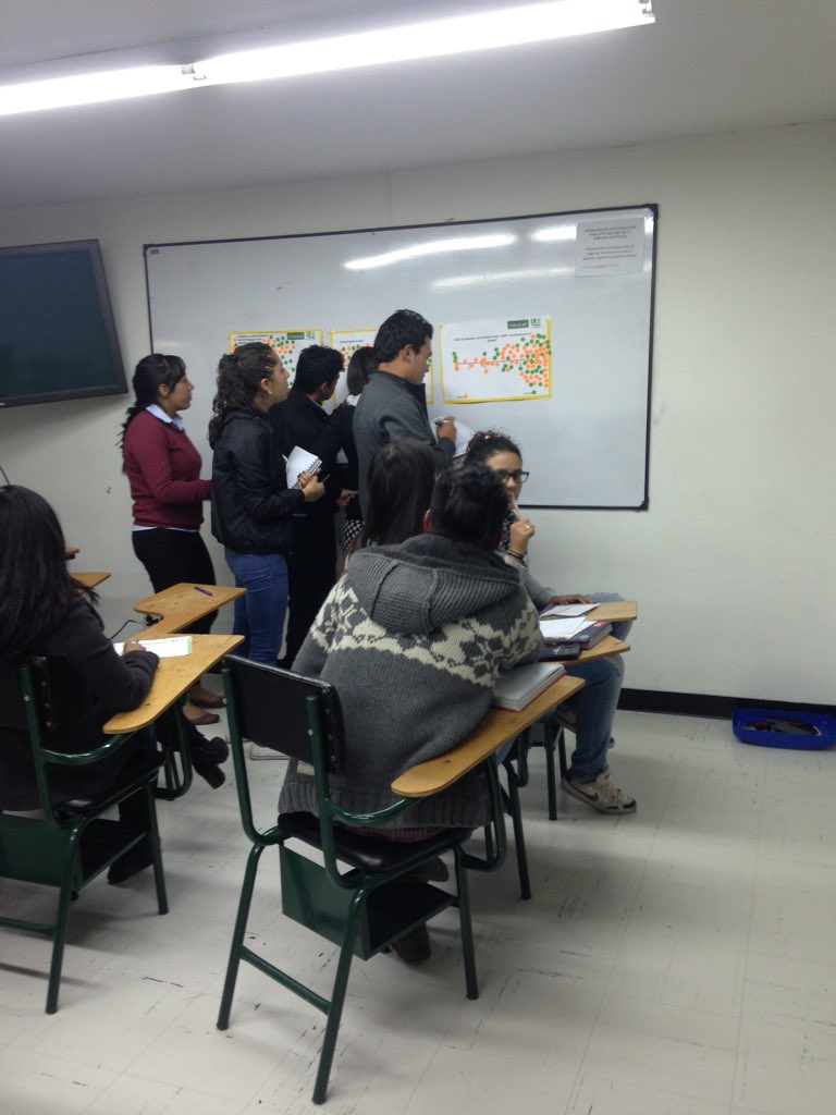 monienbici's tweet photo. #LoMejorDeTi Con mis estudiantes de #CicloVital2 analizando dispositivos #UCCBta #AmoSerProfe @UCooperativaCol https://t.co/t2d7nvZ5tk