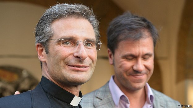bbcmundo's tweet photo. "La iglesia ha convertido en un infierno la vida los gays" dice Krysztof Charamsa https://t.co/bZbjnPg760 https://t.co/PusvyB0kGJ