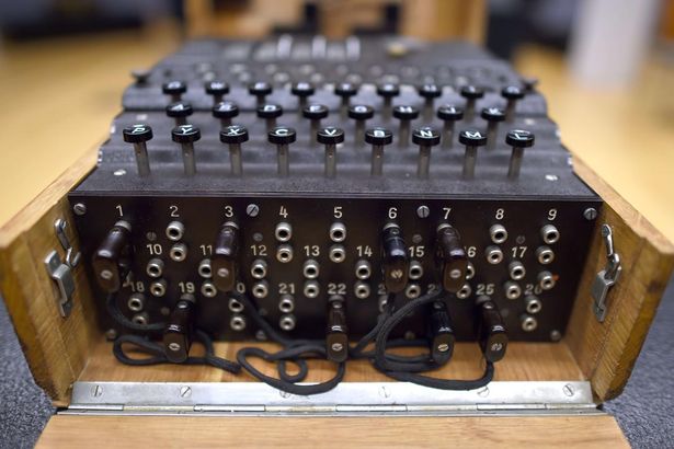 Энигма машинка расшифровка. Как пользоваться энигмой. Как пользоваться энигмой. Энигма эвс. Машина энигма wolfenstein 2.