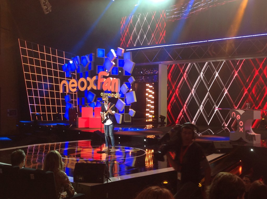 NeoxFanAwards's tweet photo. El ritmo no para en los #NeoxFanAwards2015, turno de @CalumHeaslip1 sobre el escenario https://t.co/zPkh4CiKei