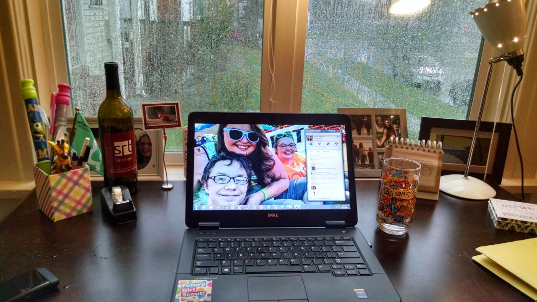 amber_amberson's tweet photo. First time working from my home office! I could get used to this #rainyworkday #homeoffice #workit https://t.co/aCFlrTk4R2