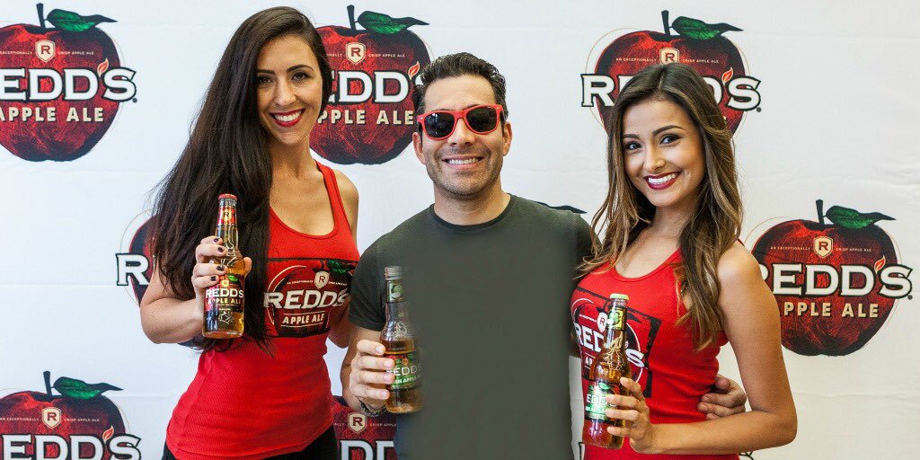 MolsonCoors's tweet photo. Look who hit up the Redd's Taco Truck in LA. Awesome to see @OmarChaparro on this stop! ๐ฎ #PickDifferent #freetacos https://t.co/UDtN5HnY9u