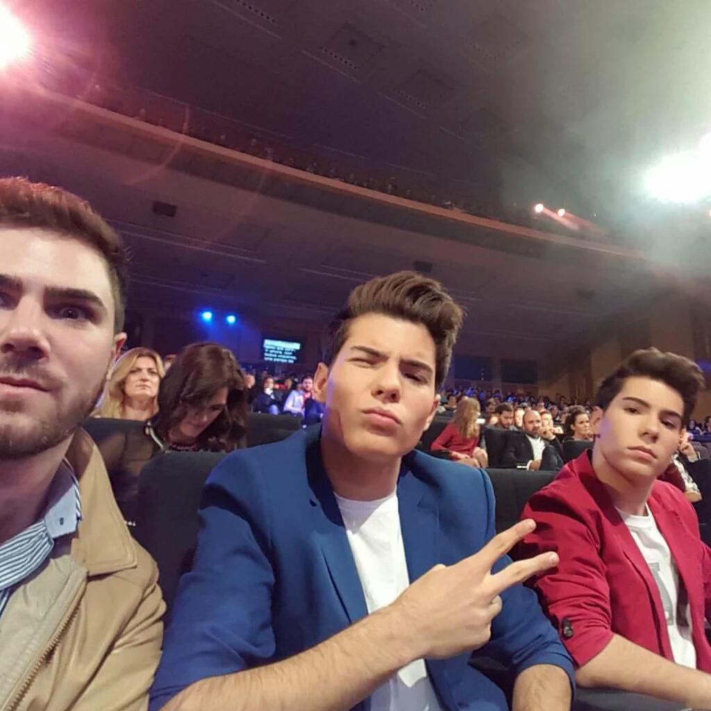 fernandomoda99's tweet photo. #NeoxFanAwards2015 https://t.co/0iLyBYoW56