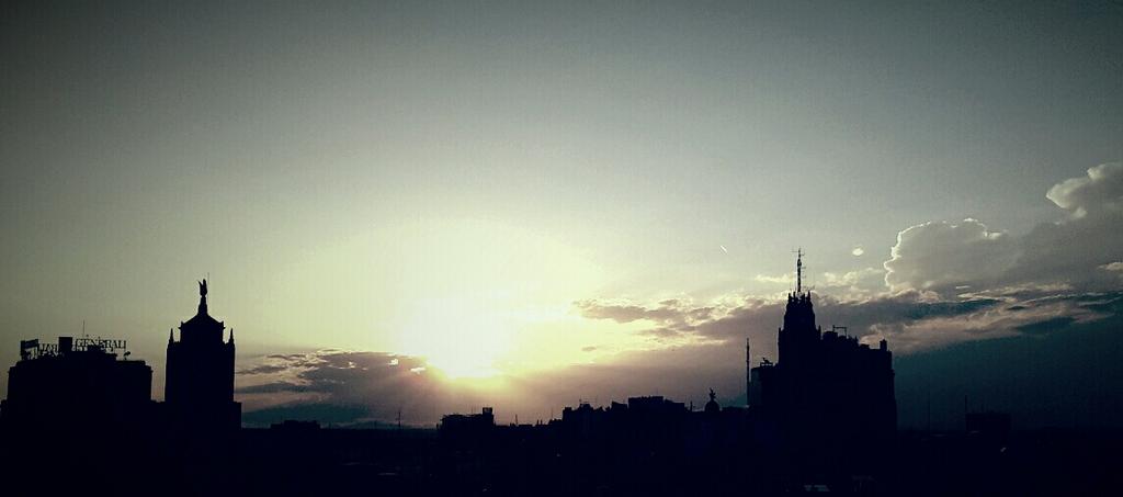 ManuelRevilla57's tweet photo. Puesta de sol #Madrid https://t.co/nZKXB27oOd