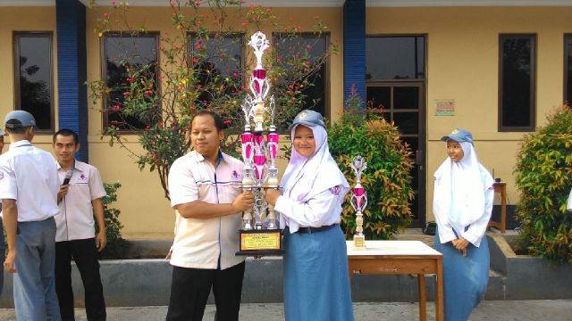 BrigastelsBks's tweet photo. Penyerahan piala kepada pihak sekolah https://t.co/1aTXRWDyL3