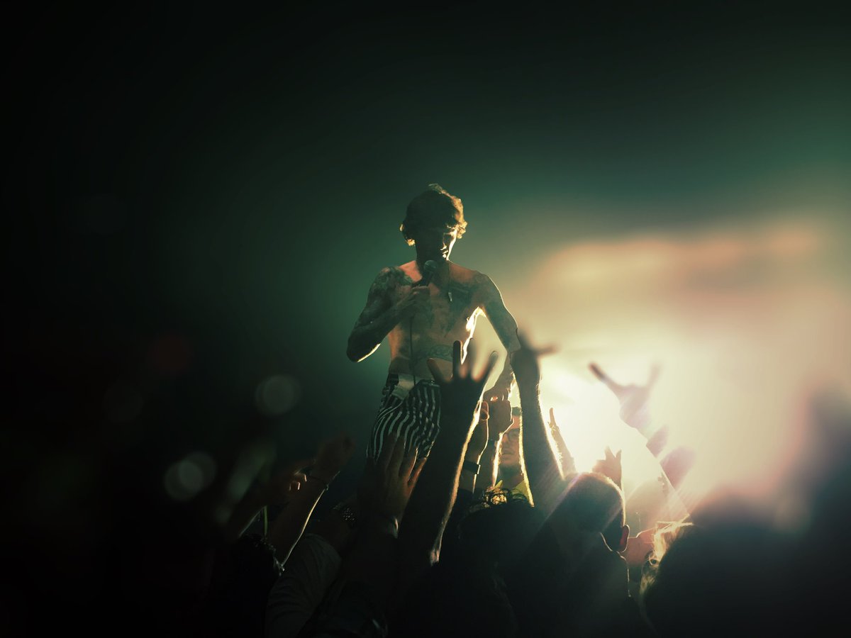 NathanMcW's tweet photo. @thedarkness @AltarBar thanks for an #epicnight ! This has been a dream of mine to see the you guys #memories https://t.co/lBpYRzufux